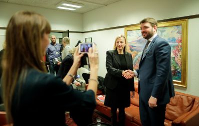 Am 28. November 2018 setzte Bundesministerin Juliane Bogner-Strauß (l.) ihre Reise nach Island fort. Im Bild bei einem Arbeitsgespräch mit dem Minister für Soziales und Gleichberechtigung Ásmundur Einar Daðason (r.).