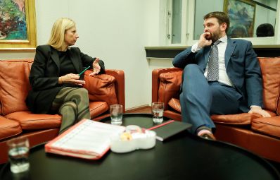 Am 28. November 2018 setzte Bundesministerin Juliane Bogner-Strauß (l.) ihre Reise nach Island fort. Im Bild bei einem Arbeitsgespräch mit dem Minister für Soziales und Gleichberechtigung Ásmundur Einar Daðason (r.).