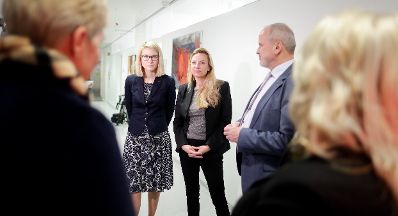 Am 30. November 2018 reiste Bundesministerin Juliane Bogner-Strauß (m.) nach Linz. Im Bild mit der oberösterreichischen Landesrätin Christine Haberlander (l.) beim Besuch des Gewaltopferbetreuungsteams im Kepler Universitätsklinikum.