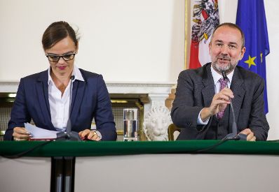 Bildungsministerin Sonja Hammerschmid (l.) und Kanzleramtsminister Thomas Drozda (r.) beim Medienbriefing über die Regierungssitzung am 18. Oktober 2016.