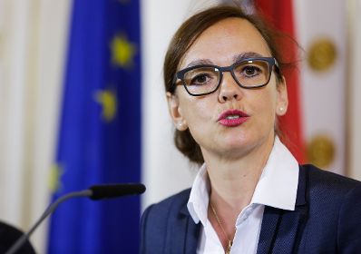 Bildungsministerin Sonja Hammerschmid beim Medienbriefing über die Regierungssitzung am 18. Oktober 2016.