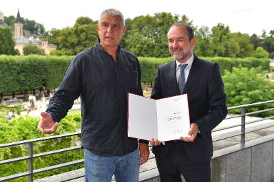 Am 29. Juli 2016 verlieh Kunst- und Kulturminister Thomas Drozda (r.) den Österreichischen Staatspreis für europäische Literatur an den polnischen Schriftsteller Andrzej Stasiuk (l.).