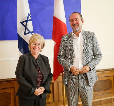 Am 23. August 2016 empfing Kanzleramtsminister Thomas Drozda (r.) die Botschafterin des Staates Israel Talya Lador-Fresher (l.) zu einem Arbeitsgespräch.