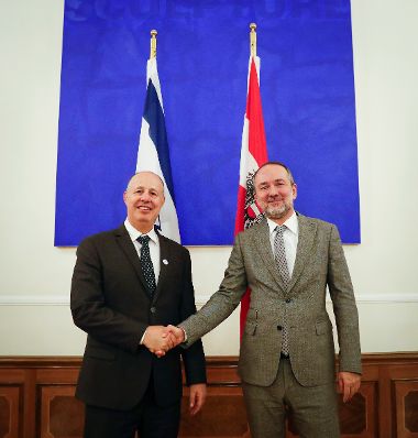 Am 6. Oktober 2016 empfing Kanzleramtsminister Thomas Drozda (r.) den Minister des Staates Israel Tzachi Hanegbi (l.) zu einem Arbeitsgespräch.