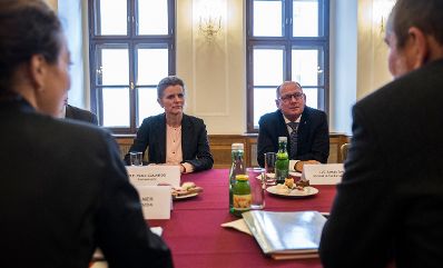 Am 7. Oktober 2016 empfing Kanzleramtsminister Thomas Drozda den Präsidenten des Schwedischen Reichstags Urban Ahlin (r.) zu einem Arbeitsgespräch.