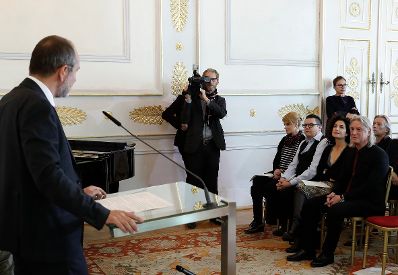 Am 14. Oktober 2016 überreichte Bundesminister Thomas Drozda (l.) das Österreichische Ehrenkreuz für Wissenschaft und Kunst an Harald Sicheritz (r.).