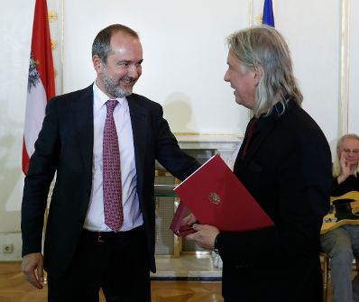 Am 14. Oktober 2016 überreichte Bundesminister Thomas Drozda (l.) das Österreichische Ehrenkreuz für Wissenschaft und Kunst an Harald Sicheritz. (r.).