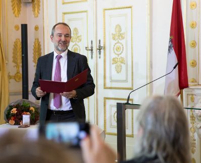 Am 14. Oktober 2016 überreichte Bundesminister Thomas Drozda (im Bild) das Österreichische Ehrenkreuz für Wissenschaft und Kunst an Harald Sicheritz.