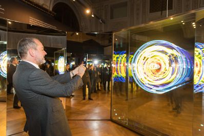 Am 18. Oktober 2016 eröffnete Kunst- und Kulturminister Thomas Drozda (im Bild) die Ausstellung "Wie alles begann. Von Galaxien, Quarks und Kollisionen" im Naturhistorischen Museum Wien.