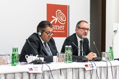 Am 22. Oktober 2016 nahm Kanzleramtsminister Thomas Drozda (r.) an der Programmkonferenz der SMER-SD in Bratislava teil. Im Bild mit dem deutschen Vizekanzler Sigmar Gabriel (l.).