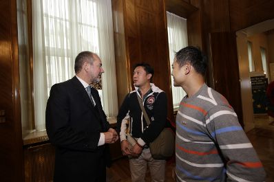 Am 26. Oktober 2016 empfing Kanzleramtsminister Thomas Drozda im Rahmen des Nationalfeiertages Besucherinnen und Besucher im Bundeskanzleramt.