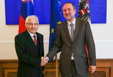 Am 28. Oktober 2016 empfing Kanzleramtsminister Thomas Drozda (r.) den Minister für Kultur der Republik Slowenien, Anton Peršak (l.) zu einem Arbeitsgespräch.