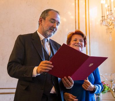 Am 3. November überreichte Kunst- und Kulturminister Thomas Drozda (l.) das Österreichische Ehrenkreuz für Wissenschaft und Kunst I. Klasse an Ursula Pasterk (r.).