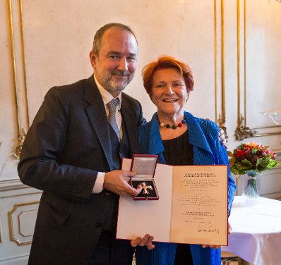 Am 3. November überreichte Kunst- und Kulturminister Thomas Drozda (l.) das Österreichische Ehrenkreuz für Wissenschaft und Kunst I. Klasse an Ursula Pasterk (r.).