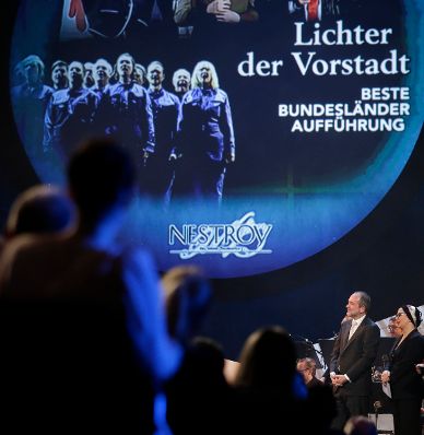 Am 7. November 2016 verlieh Kunst- und Kulturminister Thomas Drozda im Rahmen der Netroy-Gala im Wiener Ronacher den Wiener Theaterpreis Nestroy 2016.