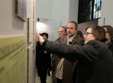 Am 8. November 2016 eröffnete Kunst- und Kulturminister Thomas Drozda (m.) die Ausstellung "Letzte Orte vor der Deportation" in der Krypta des Heldendenkmals.