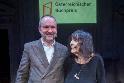 Am 8. November 2016 verlieh Kunst- und Kulturminister Thomas Drozda (l.) den "Österreichischen Buchpreis 2016". Im Bild mit Preisträgrerin Friederike Mayröcker (r.).
