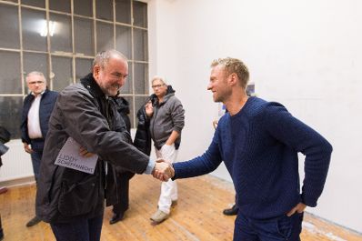 Am 19. November 2016 besuchte Kunst- und Kulturminister Thomas Drozda (l.) Ateliers und Studios anlässlich der Vienna Art Week. Im Bild mit Künstler Stijn Lernout (r.).