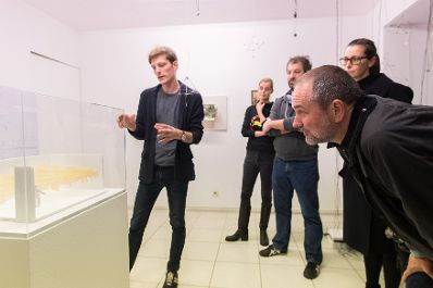 Am 19. November 2016 besuchte Kunst- und Kulturminister Thomas Drozda Ateliers (r.) und Studios anlässlich der Vienna Art Week.