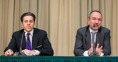 Kanzleramtsminister Thomas Drozda (r.) und Staatssekretär Harald Mahrer (l.) beim Medienbriefing über die Regierungssitzung am 22.November 2016 im Parlament.