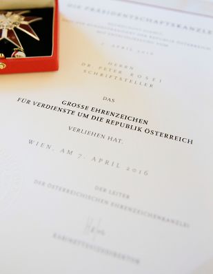 Am 30. November 2016 überreichte Kunst- und Kulturminister Thomas Drozda das Große Ehrenzeichen für Verdienste um die Republik Österreich an Peter Rosei.