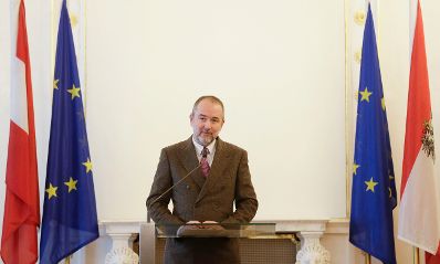 Am 30. November 2016 überreichte Kunst- und Kulturminister Thomas Drozda (im Bild) das Große Ehrenzeichen für Verdienste um die Republik Österreich an Peter Rosei.