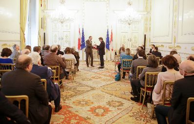 Am 30. November 2016 überreichte Kunst- und Kulturminister Thomas Drozda (l.) das Große Ehrenzeichen für Verdienste um die Republik Österreich an Peter Rosei (r.).