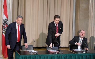 Am 13. Dezember 2016 fand das Medienbriefing über die Regierungssitzung im Parlament statt. Im Bild Landwirtschaftsminister Andrä Rupprechter (l.), Staatssekretär Harald Mahrer (m.) und Kanzleramtsminister Thomas Drozda (r.).