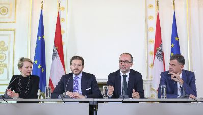 Am 25. April 2017 fand das Medienbriefing über die Regierungssitzung statt. Im Bild Kanzleramtsminister Thomas Drozda und Staatssekretär Harald Mahrer.