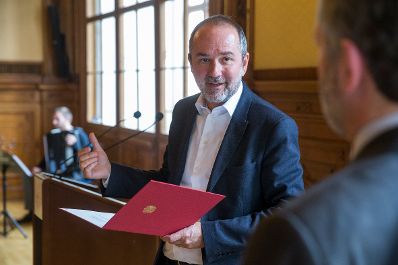 Am 4. Mai 2017 überreichte Kunst- und Kulturminister Thomas Drozda (im Bild) die Urkunde, mit der Robert Kalina der Berufstitel Professor verliehen wurde.