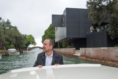 Am 11. Mai 2017 besuchte Kunst- und Kulturminister Thomas Drozda den Österreich Pavillon anlässlich der Biennale in Venedig.