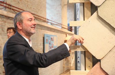 Am 31. Mai 2017 eröffnete Kunst- und Kulturminister Thomas Drozda (im Bild) die Ausstellung "Assemble. Wir bauen um" im Architekturzentrum Wien.