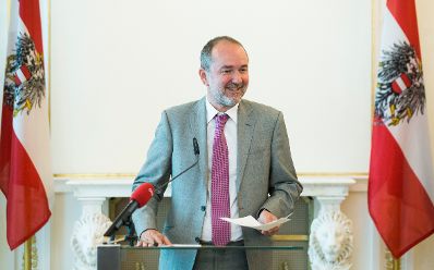 Am 8. Juni 2017 überreichte Kunst- und Kulturminister (im Bild) Thomas Drozda das Goldene Ehrenzeichen für Verdienste um die Republik Österreich an Marika Lichter.