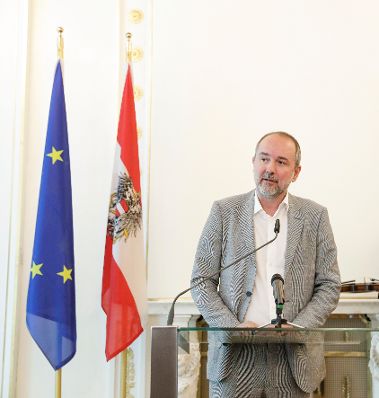 Am 12. Juni 2017 überreichte Kunst- und Kulturminister Thomas Drozda (im Bild) das Goldene Ehrenzeichen für Verdienste um die Republik Österreich an Desirée Treichl-Stürgkh.
