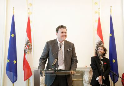 Am 12. Juni 2017 überreichte Kunst- und Kulturminister Thomas Drozda das Goldene Ehrenzeichen für Verdienste um die Republik Österreich an Desirée Treichl-Stürgkh. Im Bild der Laudator Alexander Geringer.