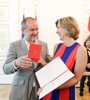 Am 12. Juni 2017 überreichte Kunst- und Kulturminister Thomas Drozda (l.) das Goldene Ehrenzeichen für Verdienste um die Republik Österreich an Desirée Treichl-Stürgkh (r.).