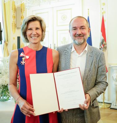 Am 12. Juni 2017 überreichte Kunst- und Kulturminister Thomas Drozda (r.) das Goldene Ehrenzeichen für Verdienste um die Republik Österreich an Desirée Treichl-Stürgkh (l.).