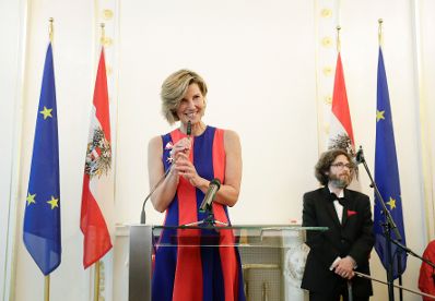 Am 12. Juni 2017 überreichte Kunst- und Kulturminister Thomas Drozda das Goldene Ehrenzeichen für Verdienste um die Republik Österreich an Desirée Treichl-Stürgkh (im Bild).