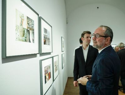 Am 13. Juni 2017 eröffnete Kunst- und Kulturminister Thomas Drozda (r.) die Ausstellung "Österreichische Fotografie 1970 -2000" in der Albertina.