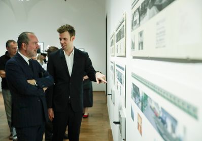 Am 13. Juni 2017 eröffnete Kunst- und Kulturminister Thomas Drozda (l.) die Ausstellung "Österreichische Fotografie 1970 -2000" in der Albertina.