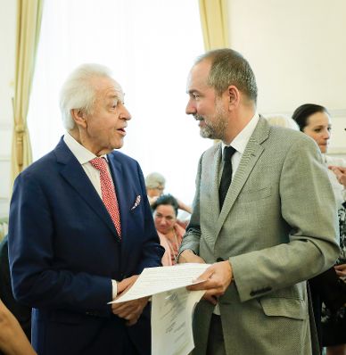 Am 14. Juni 2017 überreichte Kunst- und Kulturminister Thomas Drozda (r.) die Urkunde, mit der Felix Dvorak der Berufstitel Kammerschauspieler verliehen wurde. Im Bild mit Harald Serafin (l.).