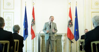 Am 14. Juni 2017 überreichte Kunst- und Kulturminister Thomas Drozda (im Bild) die Urkunde, mit der Felix Dvorak der Berufstitel Kammerschauspieler verliehen wurde.