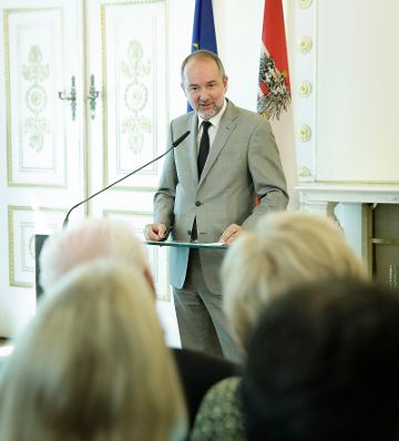 Am 14. Juni 2017 überreichte Kunst- und Kulturminister Thomas Drozda (im Bild) die Urkunde, mit der Felix Dvorak der Berufstitel Kammerschauspieler verliehen wurde.