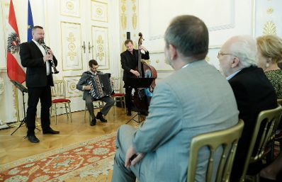 Am 14. Juni 2017 überreichte Kunst- und Kulturminister Thomas Drozda die Urkunde, mit der Felix Dvorak der Berufstitel Kammerschauspieler verliehen wurde.