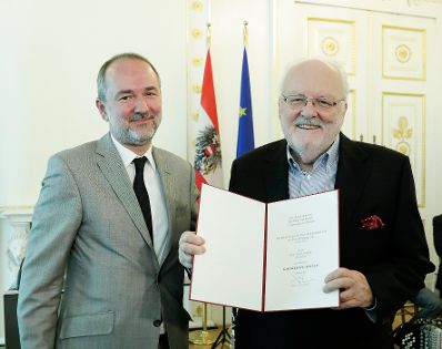 Am 14. Juni 2017 überreichte Kunst- und Kulturminister Thomas Drozda (l.) die Urkunde, mit der Felix Dvorak (r.) der Berufstitel Kammerschauspieler verliehen wurde.