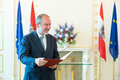 Am 22. Juni 2017 überreichte Kunst- und Kulturminister Thomas Drozda (im Bild) die Urkunde, mit der Erwin Steinhauer der Berufstitel Kammerschauspieler verliehen wurde.
