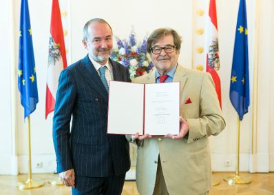 Am 22. Juni 2017 überreichte Kunst- und Kulturminister Thomas Drozda (l.) die Urkunde, mit der Erwin Steinhauer (r.) der Berufstitel Kammerschauspieler verliehen wurde.