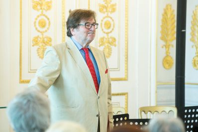 Am 22. Juni 2017 überreichte Kunst- und Kulturminister Thomas Drozda die Urkunde, mit der Erwin Steinhauer (im Bild) der Berufstitel Kammerschauspieler verliehen wurde.