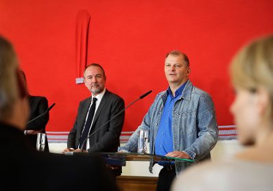 Am 30. Juni 2017 gab Kunst- und Kulturminister Thomas Drozda (l.) eine Pressekonferenz zum neuen Burgtheater Intendanten Martin Kušej (r.).