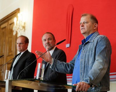 Am 30. Juni 2017 gab Kunst- und Kulturminister Thomas Drozda (m.) eine Pressekonferenz zum neuen Burgtheater Intendanten Martin Kušej (r.). Im Bild mit Christian Kircher (l.).
